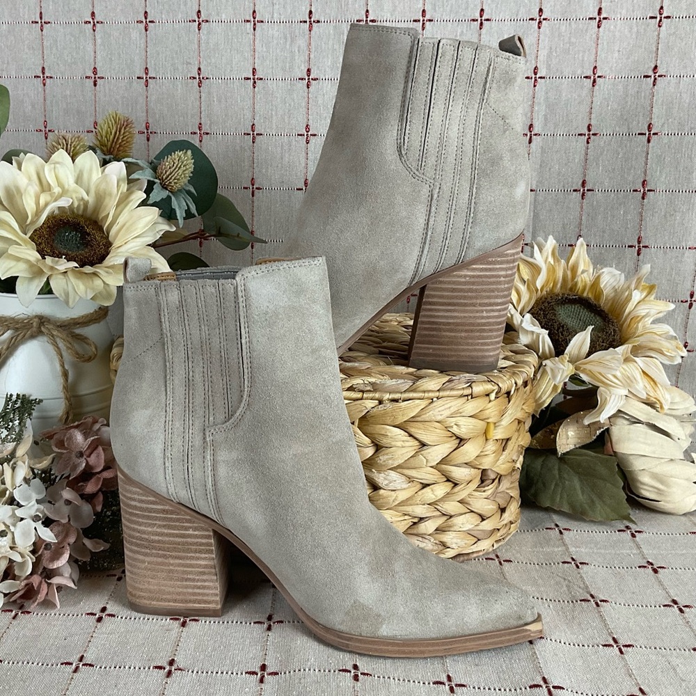 Marc Fisher LTD Oshay Tan Suede Pointed Toe Ankle Boots Size 7.5 PreLoved - Picture 2 of 7